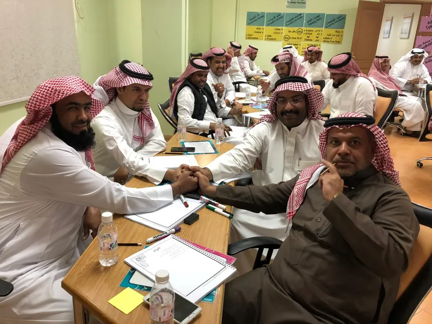 فريق من المعلمين يتعاون في جلسة مجتمع تعلم مهني